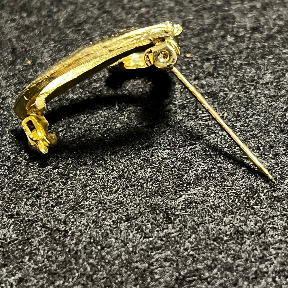 Vintage Gold Plated Cursive Letter
“V” Brooch Fashion - Rare Collectible - Picture 5 of 6